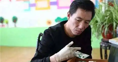 的3年当中,宋学文经历了7次大手术,小手术无数,他截去了双腿,左手前臂