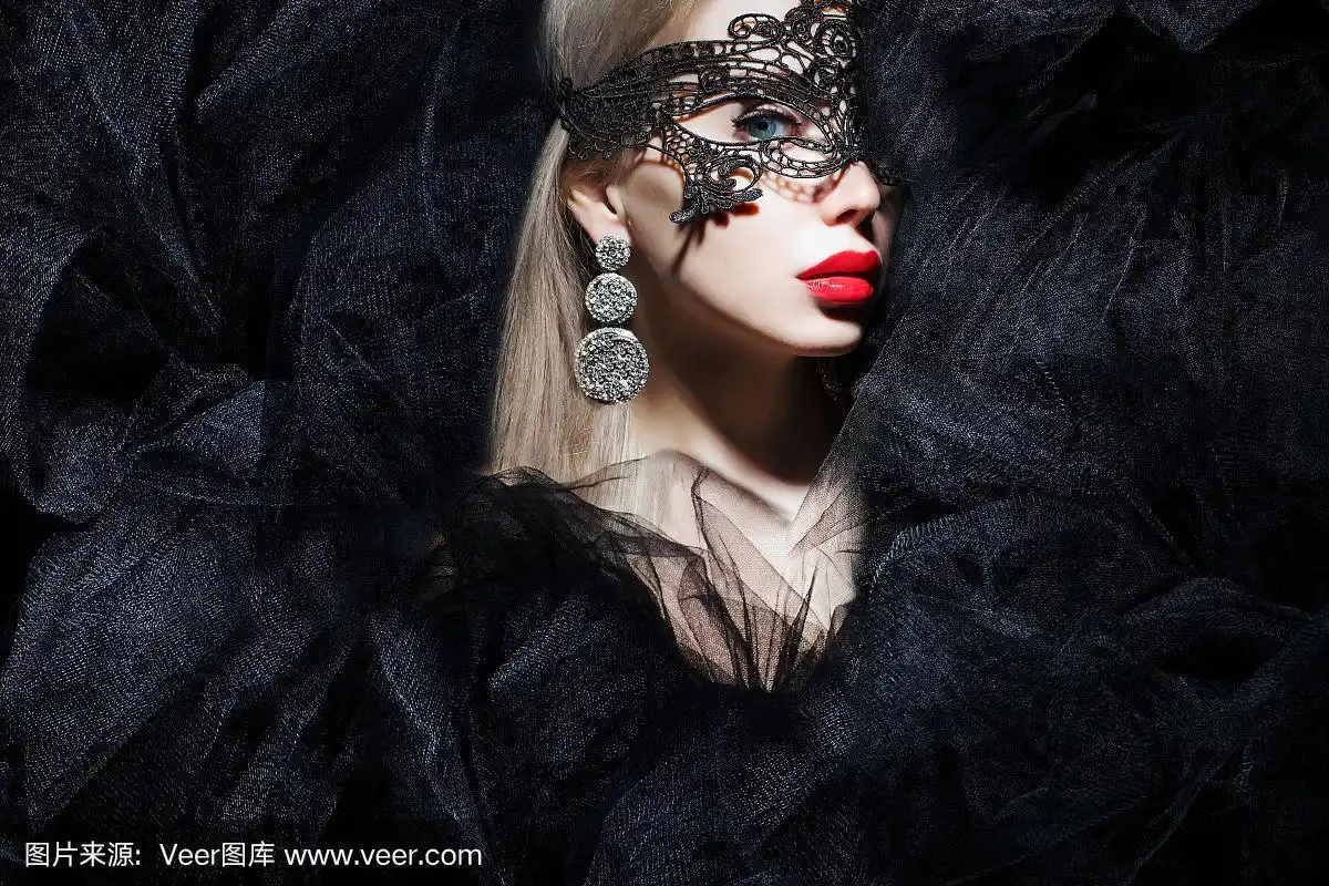 戴面具的神秘女人