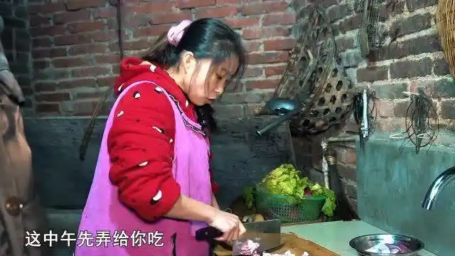 包立春终于安了热水器,桃子姐做一盘蛋饺,美味可口,真解馋!