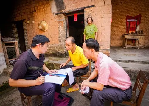精准扶贫故事-摸底调查:扶贫工作队员分组进入贫困村,深入农户进行