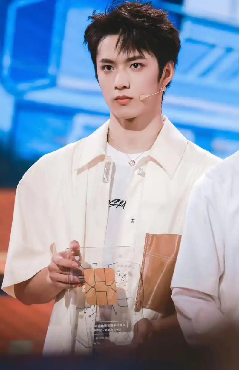 刘耀文的短发造型清爽又利落,好帅,好想rua一下这只阳光小狗