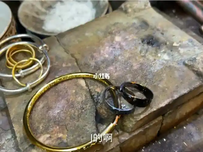 朋友送的黄金来验真假直接火烧颜色不对了