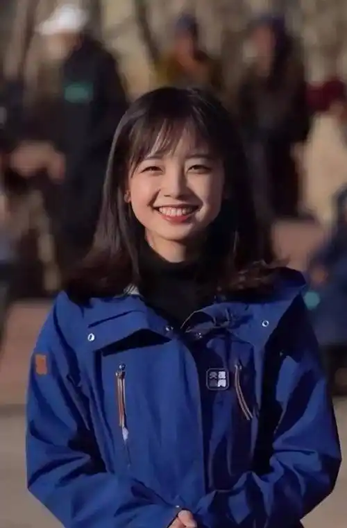 原创央视最美女记者颜值实力并存32岁如学生模样初恋脸萌化人心