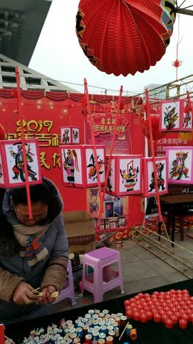 传统的纸糊方灯笼,我小时候只有这种