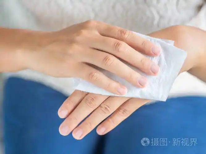 女人用纸巾擦手.医疗保健理念