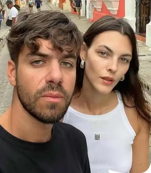 莱昂纳多与25岁新女友感情升温,互相投喂超恩爱,无名指戒指抢镜|米勒