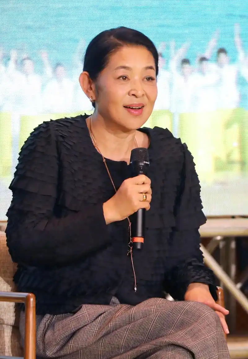 61岁"央视一姐"倪萍生图能打 与黄宏再同框