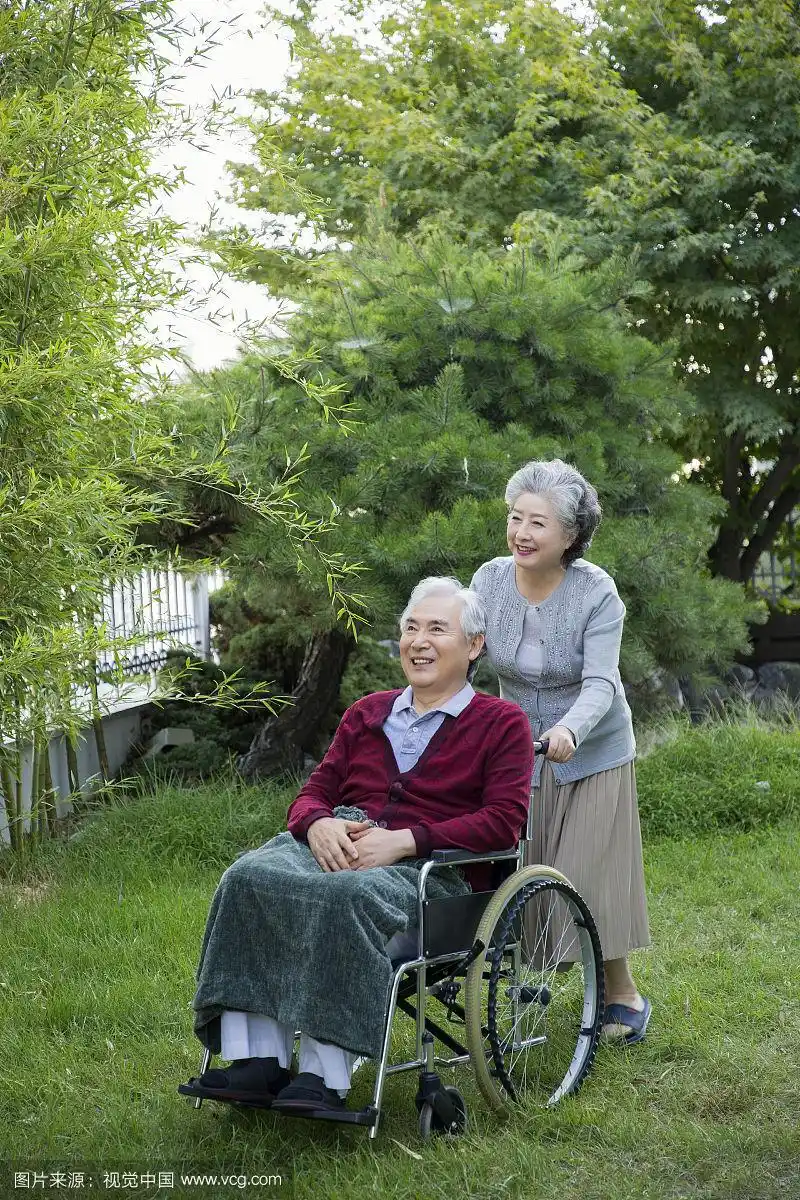 老夫妇互相照顾.080