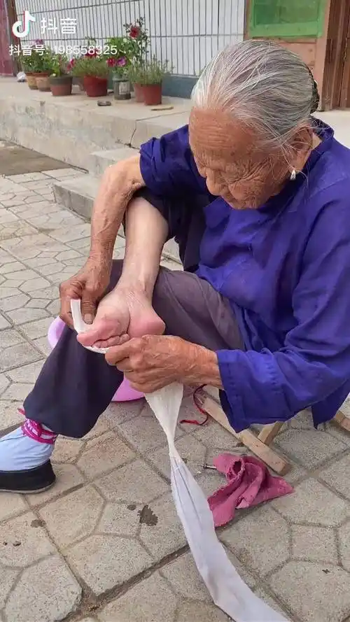 裹小脚一双,留眼泪一缸.