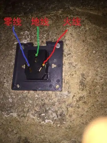 展开全部 火线接右下l接口上,零线接左下n接口上,地线接上面中嫉哪