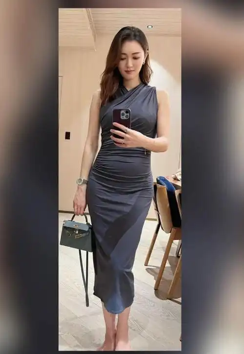 香港女星怀胎9月晒火辣孕妇照中门大开烈焰红唇分外迷人