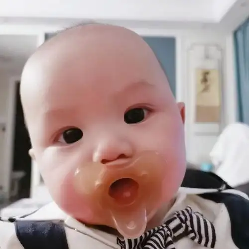 只有我一个人觉得吃安抚奶嘴的宝宝很可爱嘛