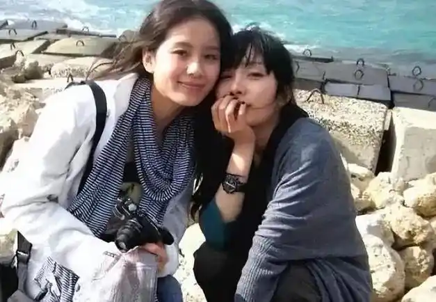 杨幂晒与刘诗诗合影c位画面直接成焦点