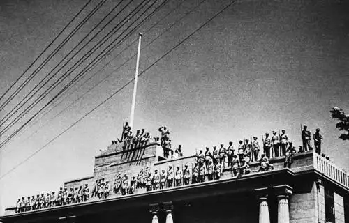 渡江战役,解放军冲入南京总统府,发现罕见一幕,下令24小时戒严