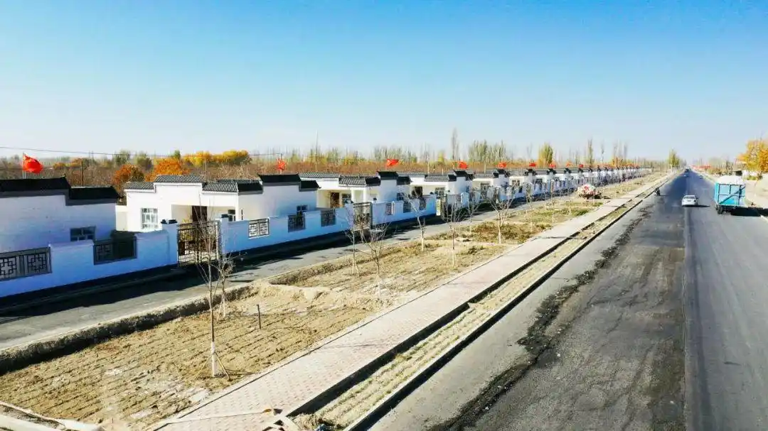 11月10日,库车市哈尼喀塔木乡新建安居富民房一角.