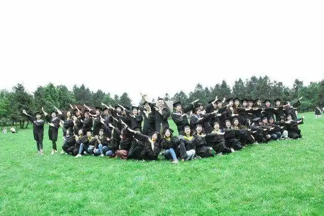 青春洋溢的集体拍照姿势大