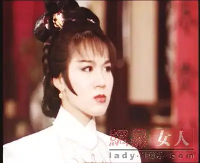 麦景婷饰演的穆桂英,手持宝剑身着戎装,有一张美丽又英气逼人的面容