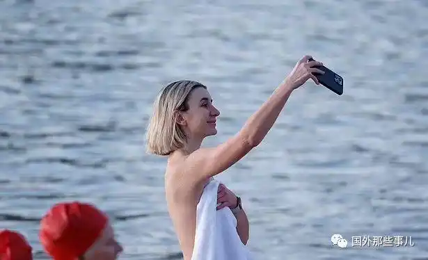 数百名男女脱光衣服裸泳场面壮观