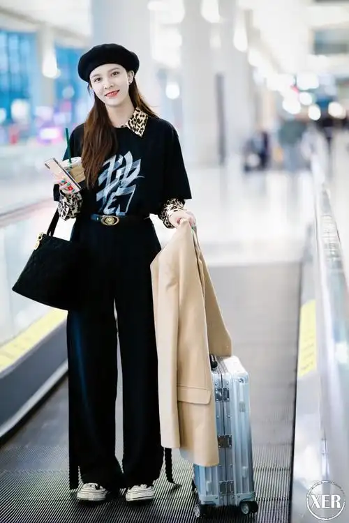 宋妍霏现身机场穿一条高腰裤气场全开短袖套长袖居然意外好看