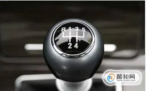 01在开手动挡车辆的时候,起步的时候就要把离合器踩到底,然后挂一档