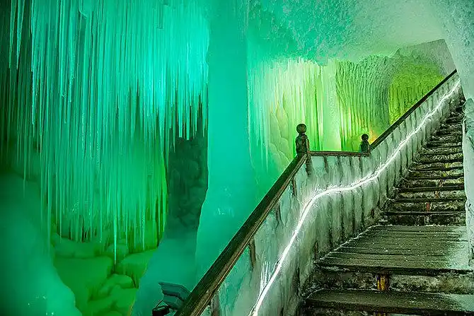 山西忻州市宁武县春景畦乡万年冰洞冰栈道