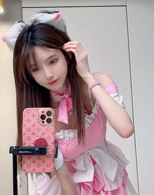 而王羽杉的礼物也就是她的个人写真套盒,这次的生日