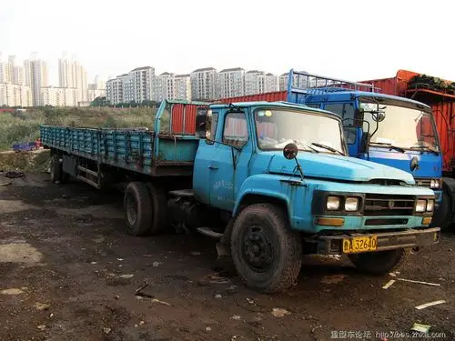 卡车论坛尖头东风一拖一很少见这样的尖头一拖一了.