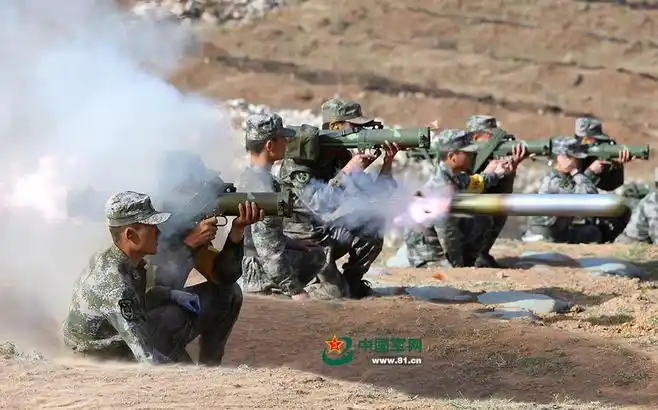 解放军火箭筒发射瞬间震撼画面曝光 管壁通红_军事频道_凤凰网