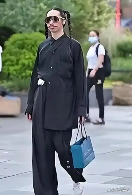 看到他时,人们却难以确定他的性别,因为脸上的小胡子透露出了一些线索