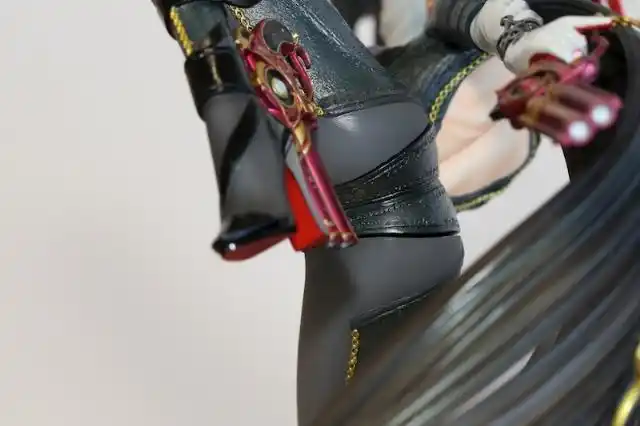 《猎天使魔女》贝姐性感手办 窥探各处被踹飞也值