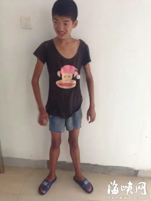 身上穿着t恤十分消瘦