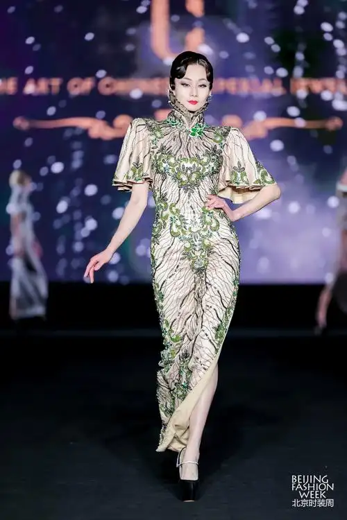 北京时装周胡社光百件旗袍秀穿梭在中式旗袍上的民族文化