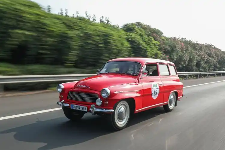 汽车拉力赛上海站在乌镇拉开了帷幕,斯柯达经典车型felicia和octavia