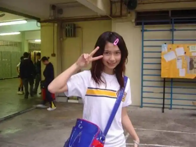 baby(杨颖)未变脸前照片下面的那辑照片,听说拍于angela baby15岁时