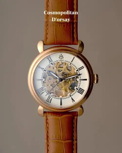 精密的镂空机械表芯记录时间的流动