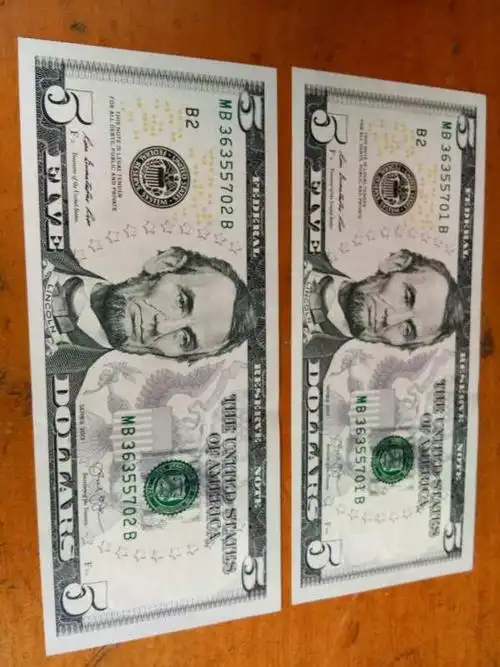 全新5美元两连号,包真银行可兑换.小面值美元国内少