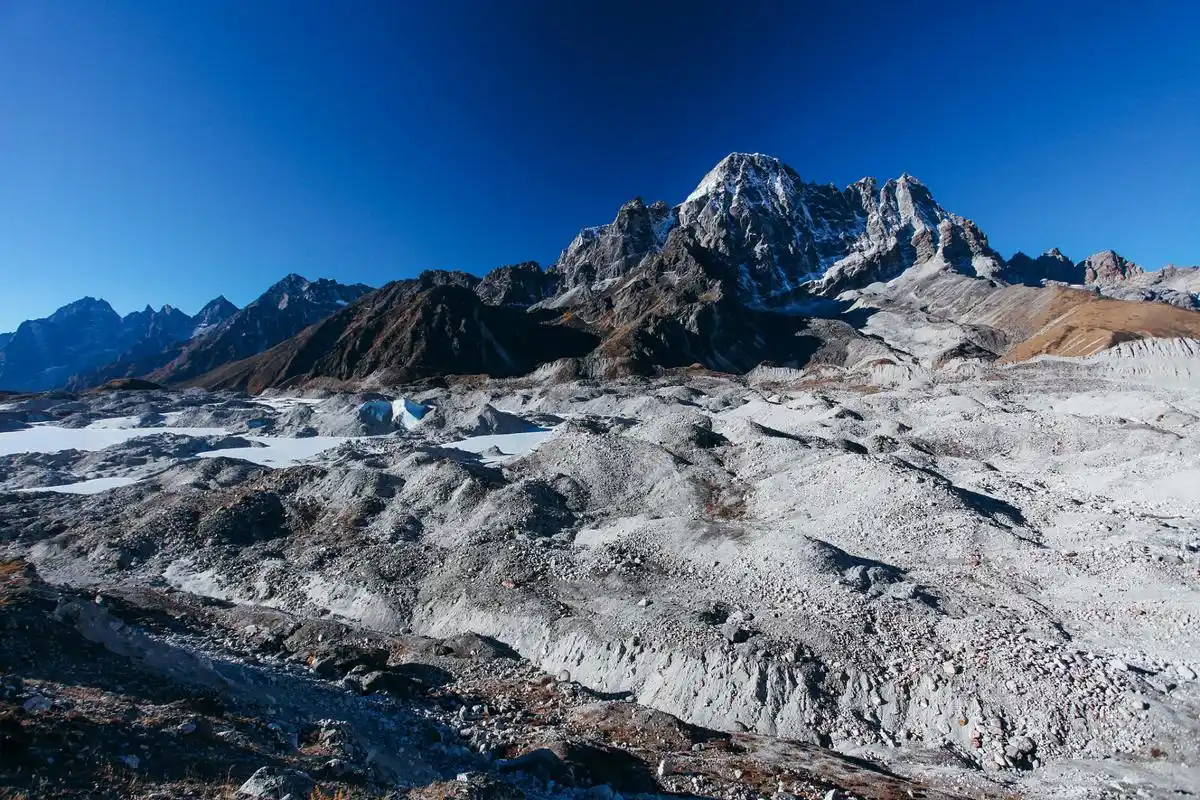 "石卡"为香格里拉藏语,意大为"马鹿来往"的地方.