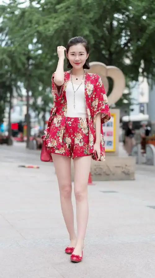 杭州美女街拍,一个比一个身材好,凹凸有致颜值又高