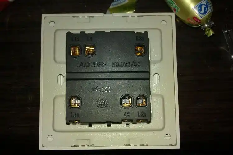 双控双开开关接线视频