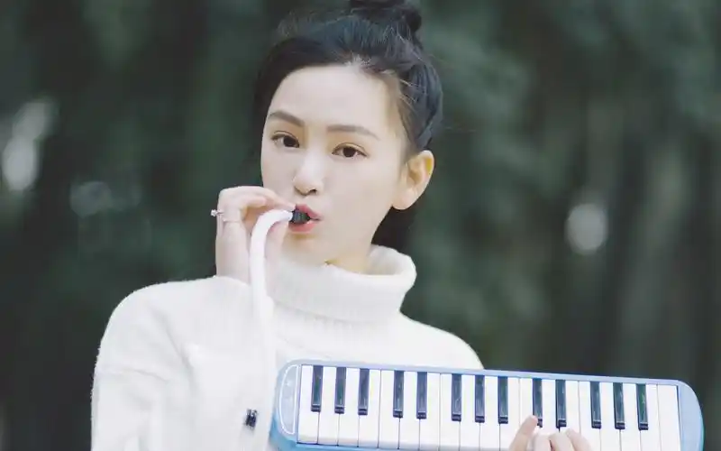 武大校花黄灿灿图片壁纸1818