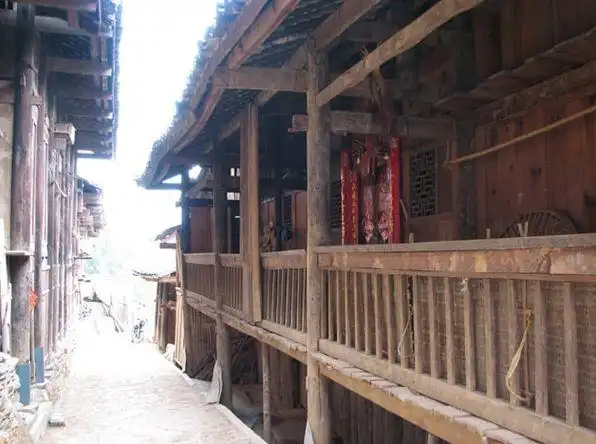 干栏式建筑什么少数民族?