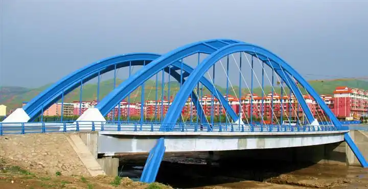 钢架拱桥是一种具有刚架特点的拱桥,也是一种有推力的拱桥.