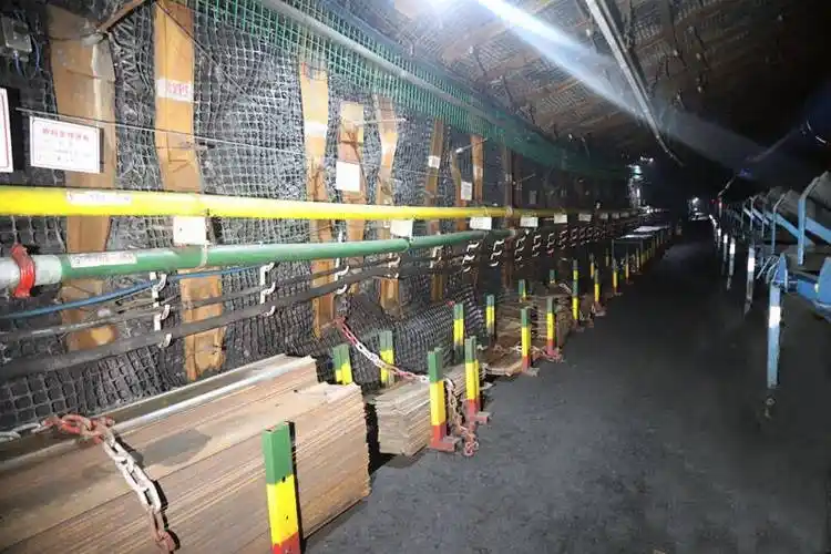 对下井沿线及所跟头面的物料码放,文明生产等进行全过程,全方位的检查