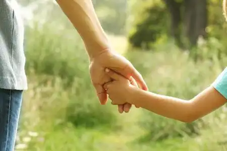 父母和孩子的手照片