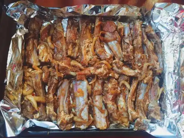 大叔做的锡纸烤羊排,香气扑鼻,鲜嫩多汁,家人喜欢