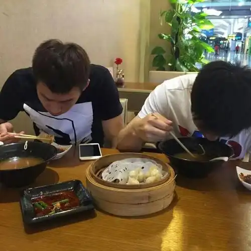 给球迷签名的照片没有搜到,但搜到一张周雨与樊振东在外面吃饭的图片