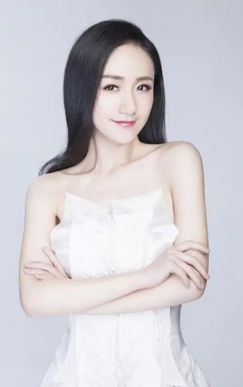 李倩纯白治愈系气质写真高清图片