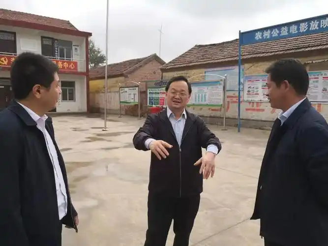 10月10日上午,县委副书记,县长袁红兵深入到部分乡村,现场调研农村人