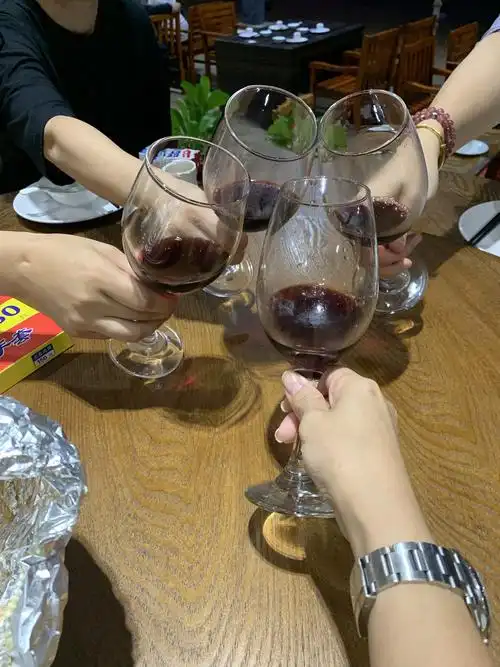 相约三五好友一起饮酒,聊天,一边欣赏风景,好正