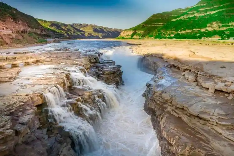 在黄河壶口瀑布品读一条大河怒吼的灵魂